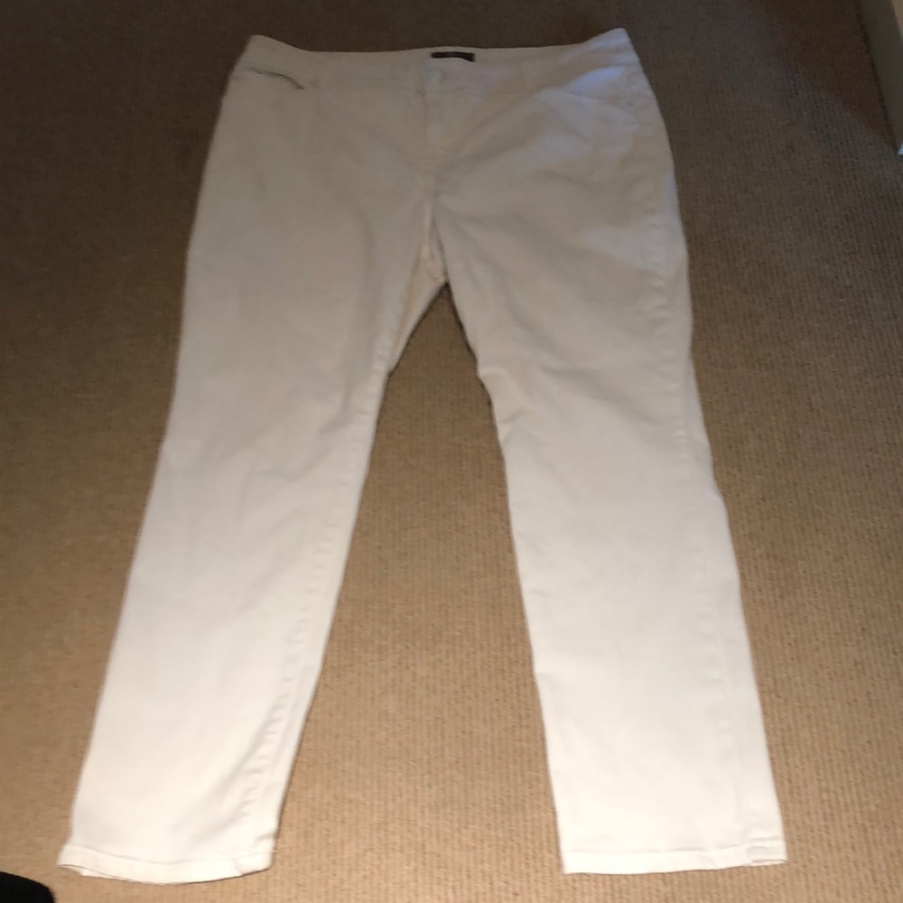 Chico’s so slimming white pants size 2.5 short